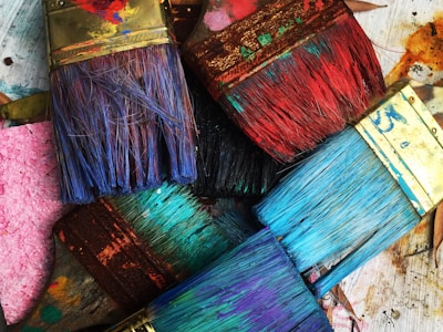 Brochas de pintura llenas de color tras el taller de arte urbano