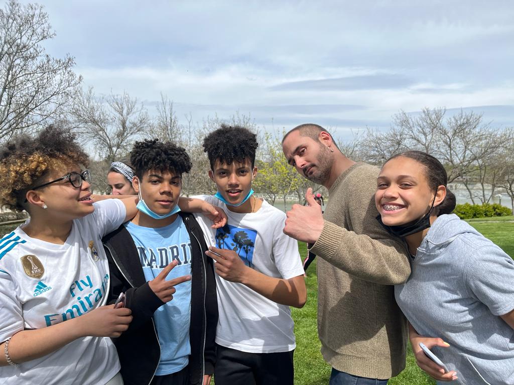 Voluntarios trabajando con niños